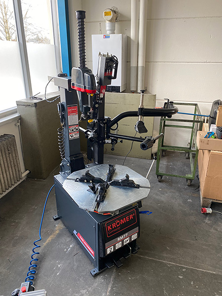 kroemer-reifenmontiermaschine-rm77-anwendung-garage
