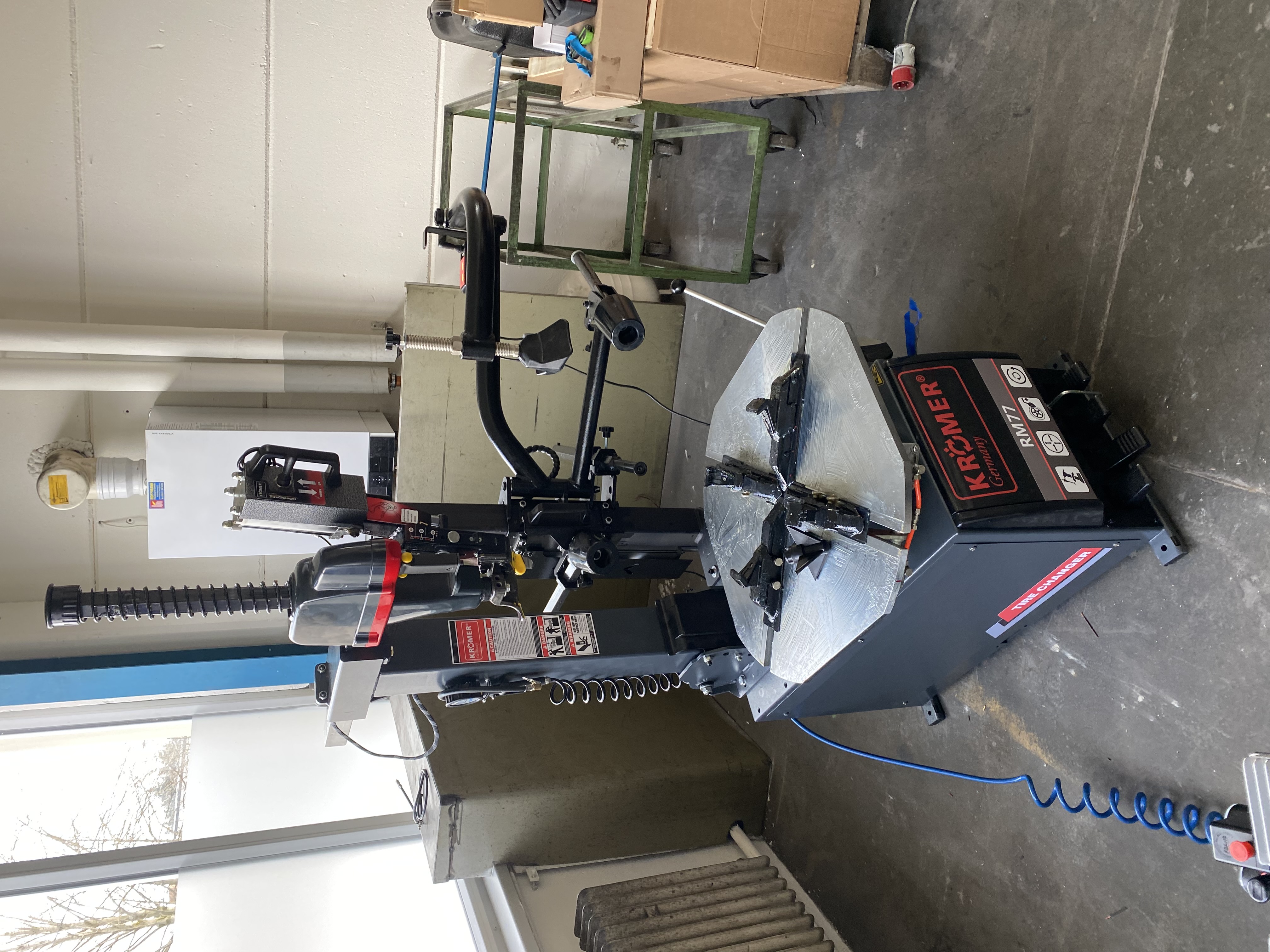 kroemer-reifenmontiermaschine-rm77-anwendung