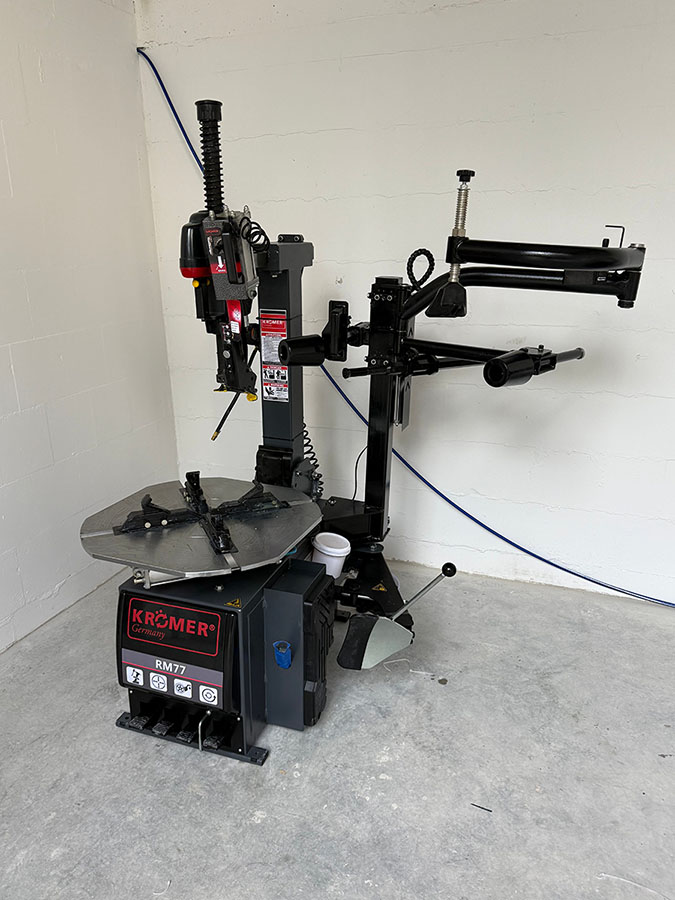 kroemer-reifenmontiermaschine-rm77-kunden-bild-werkstatt