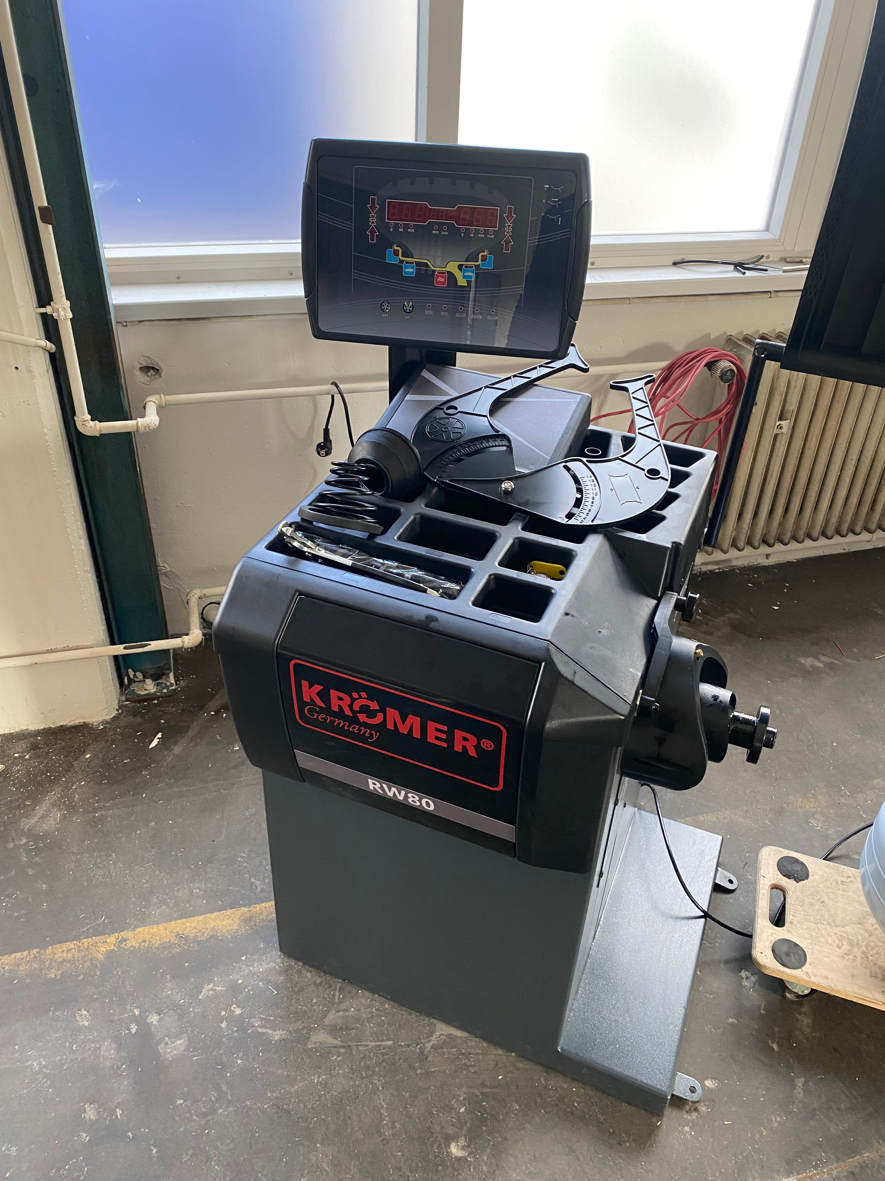 kroemer-reifenwuchtmaschine-rw80-anwendung-komprimiert